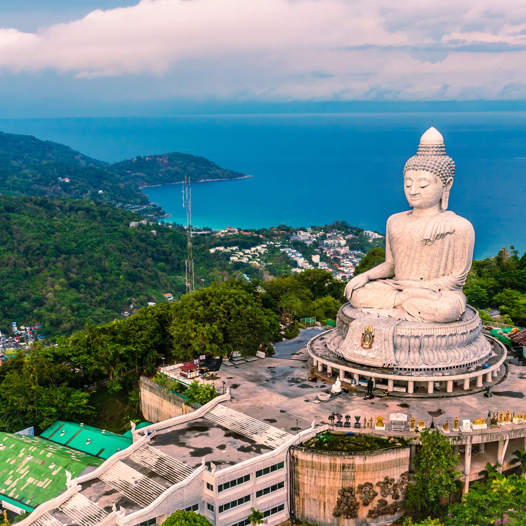 Phuket autrement : entre plages secrètes et traditions localesThailande