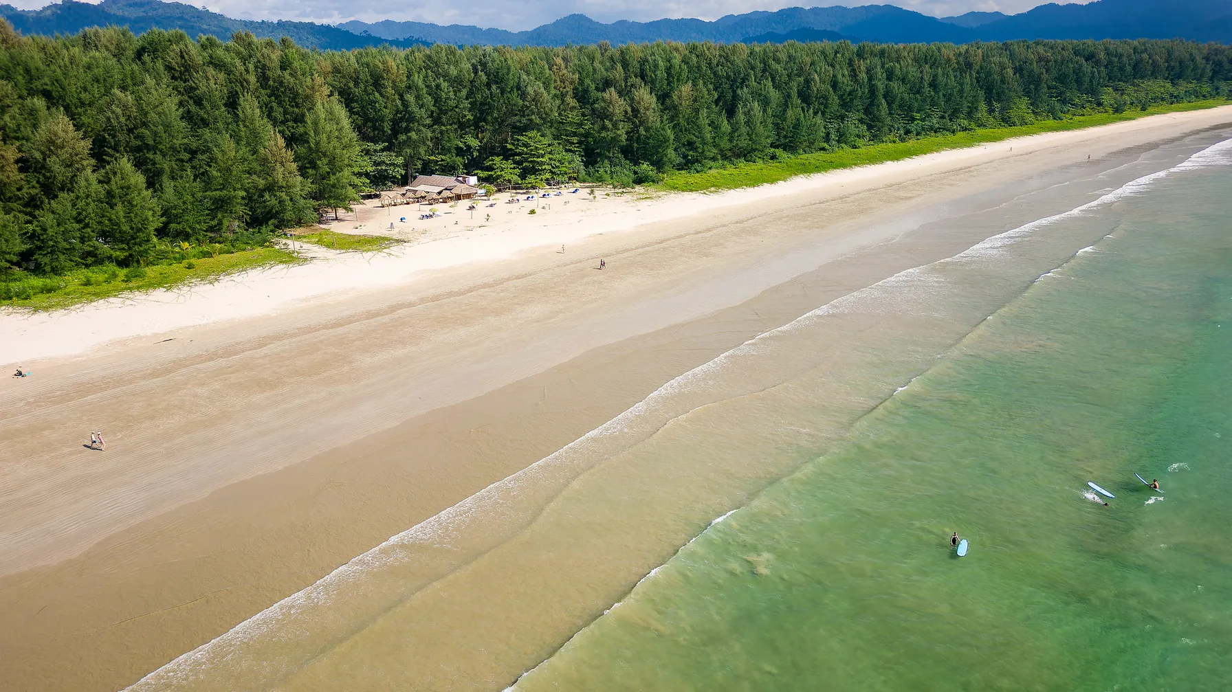 Surf à Khao Lak : découvrez les vagues authentiques de la mer d'Andaman article