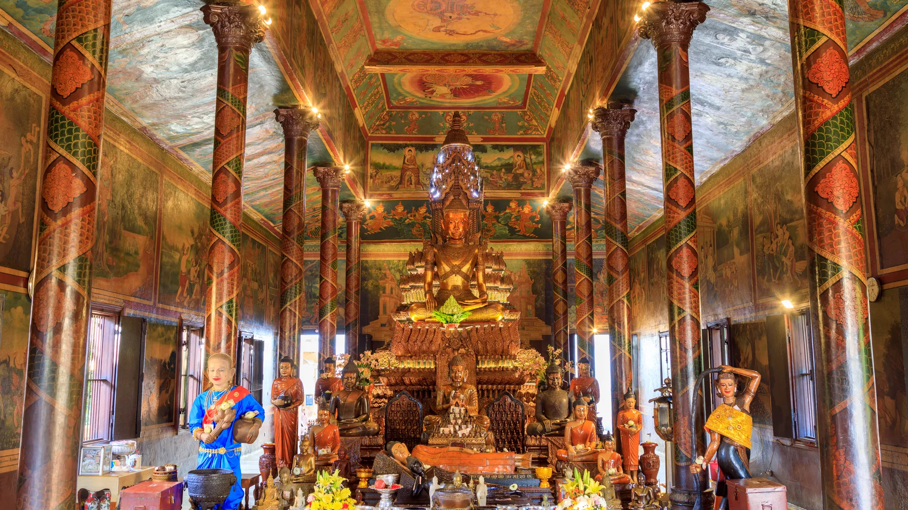 Cambodia in May reveals a singular face, at the crossroads of the end of the dry season and the first tropical rains. This transitional month marks the start of a calmer period for tourism, where iconic sites are visited in a more serene atmosphere and where the landscapes begin to green again. For curious and adventurous travelers, May in Cambodia offers authentic experiences, provided you are well aware of the climatic conditions and adapt your itinerary accordingly. Here is everything you need to know before you go. article