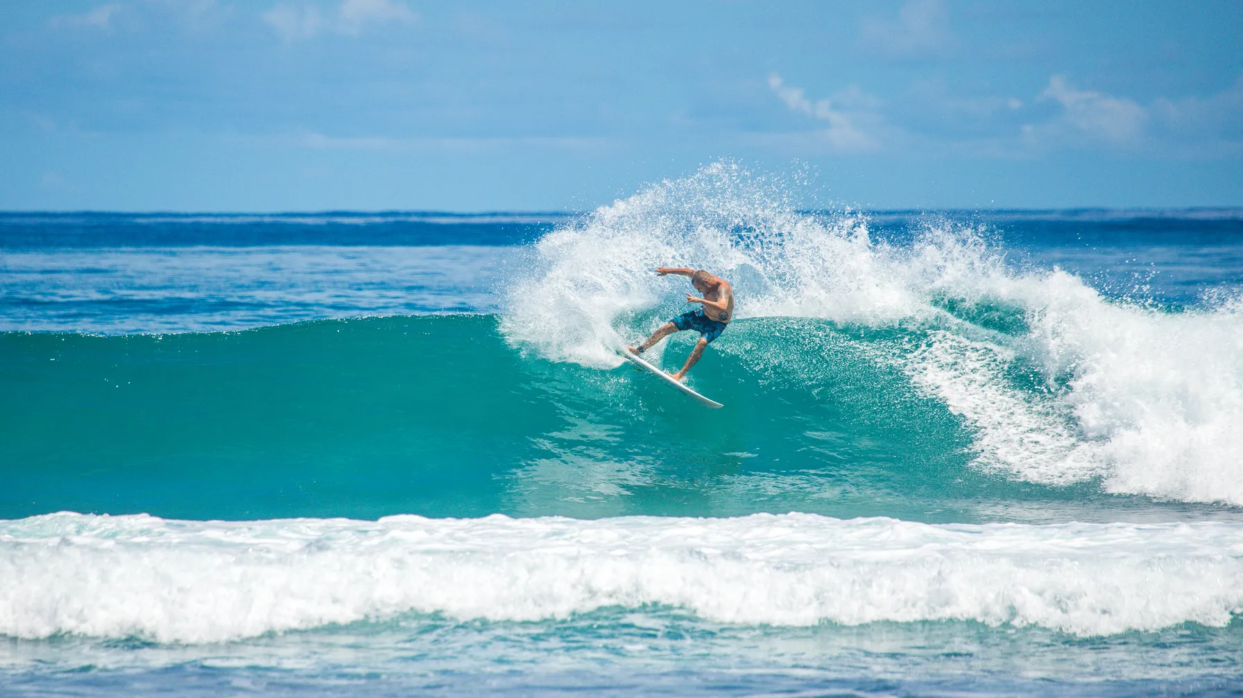 Surf en Indonésie : les meilleurs spots pour un séjour de rêve article